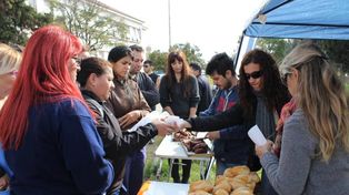 Médicos del Eva Perón de Baigorria protestaron por la calidad de la comida con una choripaneada