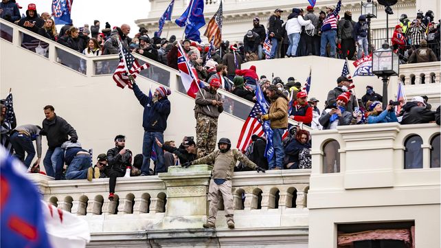 Manifestantes pro Trump se manifiestan en el Capitolio de los EE. UU. En Washington el 6 de enero de 2021. Una nueva encuesta muestra que un año después de la letal insurrección del 6 de enero en el Capitolio de los EE. UU.