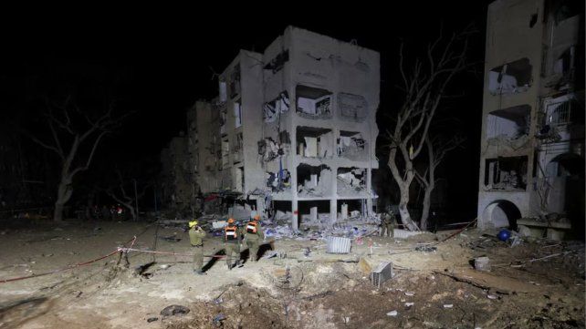 Soldados israelíes trabajan en el lugar de los daños tras el ataque con misiles iraníes contra edificios residenciales en Arad