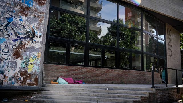 Una persona duerme contra la pared en Santa Fe y Ricchieri