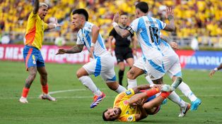 Otamendi levanta los brazos advirtiendo que no hubo falta. Minutos después el árbitro cobró penal.