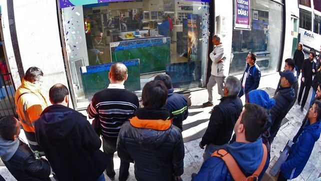 En cualquier lugar. Los hinchas siguiendo al seleccionado argentino en una casa de venta de electrodomésticos.