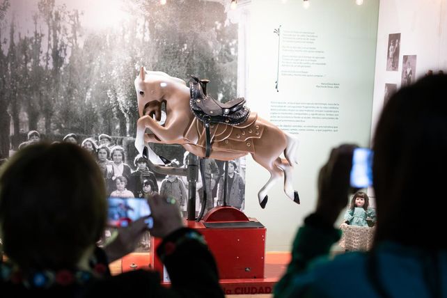 Las infancias de otras épocas representadas en los escaparates del Museo de la Ciudad