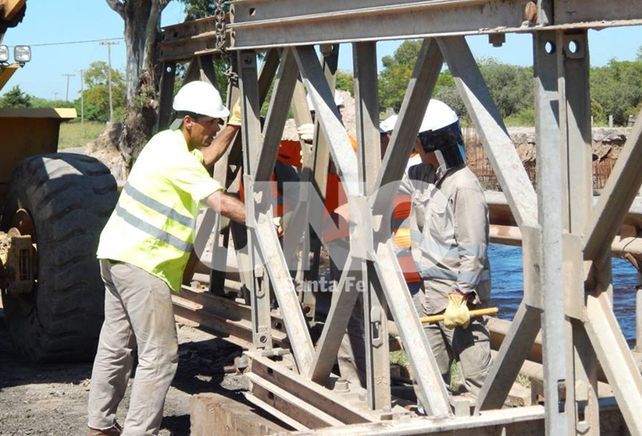 Imágenes de la instalación del puente Bailey en Coronda.