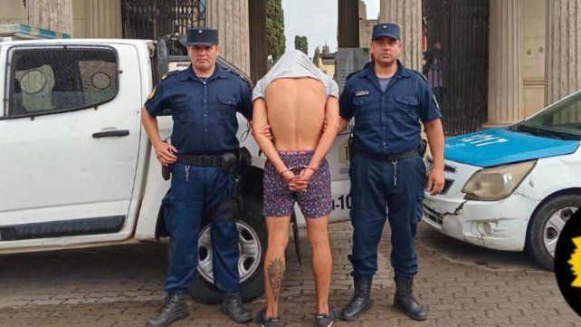Un hombre fue sorprendido por la policía cuando robaba la ornamentaciones de nichos y lápidas del cementerio de Concordia.