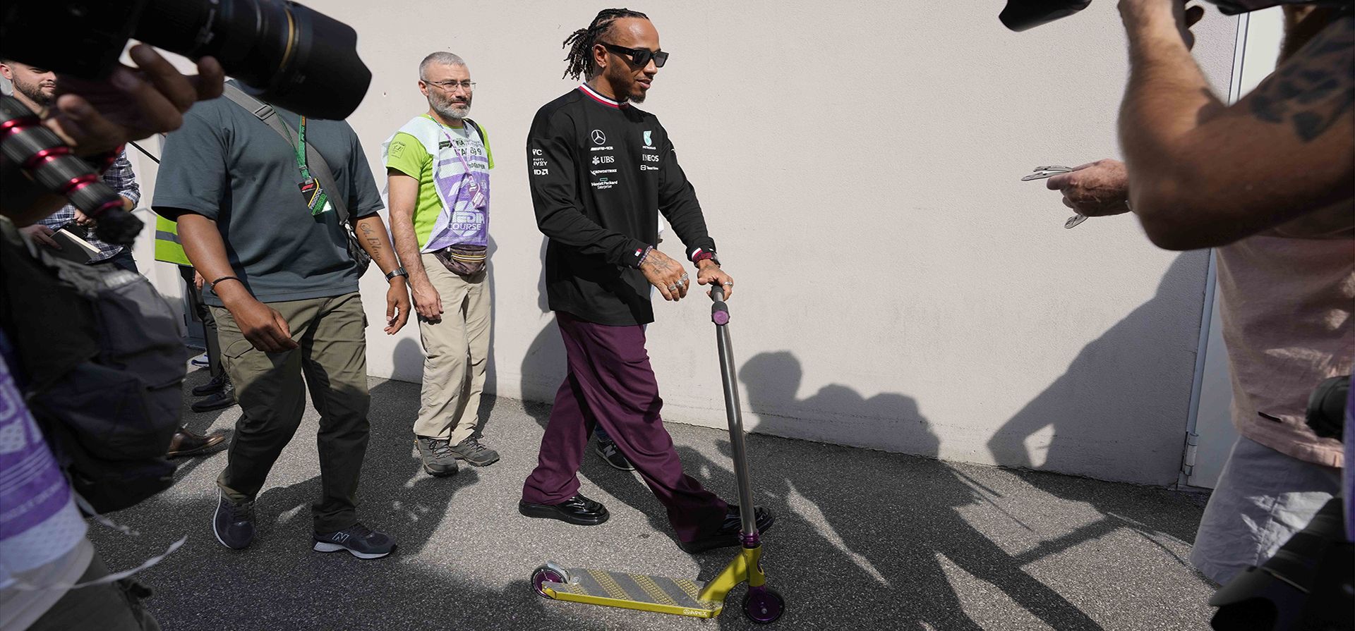El piloto británico Lewis Hamilton de Mercedes sale después de una conferencia de prensa en el hipódromo de Monza, en Monza, Italia, el jueves 8 de septiembre de 2022.