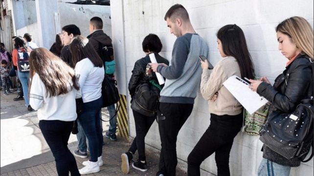 Jóvenes en busca de empleo: una de las postales de estos tiempos.