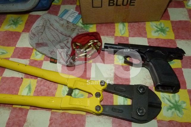 Arrestaron una gavilla de delincuentes con uniformes policiales y armamento