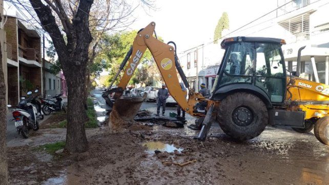 La Municipalidad de Paraná realiza este lunes tareas de mejora en cañerías de agua potable en barrios y centro. Se restringe el servicio y se desvía el tránsito