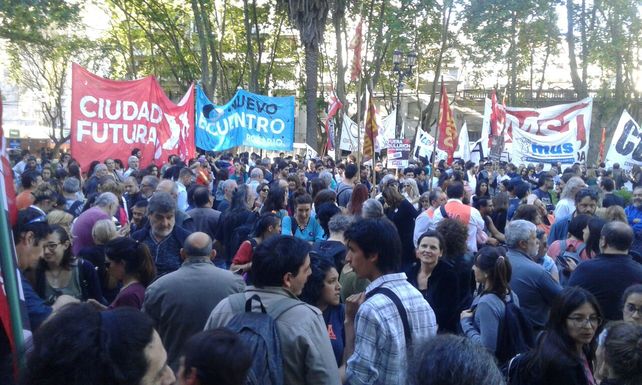 La Plaza 25 de Mayo se colmó de manifestantes que llegaron para acompañar a las Madres en su habitual ronda de los jueves y pedir por Santiago Maldonado. 