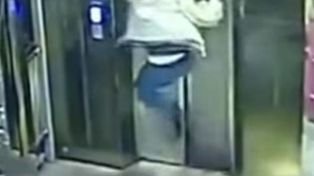 Un borracho destrozó de una patada la puerta del ascensor y cayó al vacío