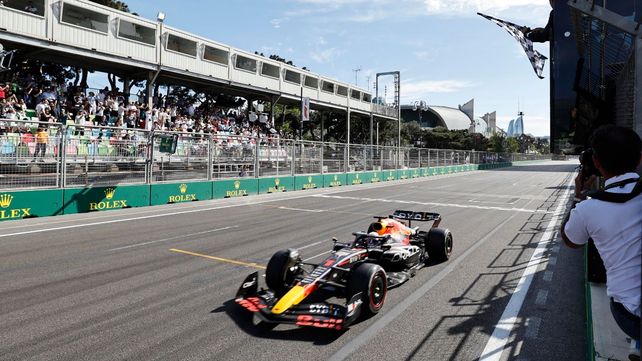 Verstappen vuelve a pasar la bandera a cuadros vencedor. Esta vez fue en Bakú