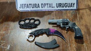 Manoplas, arma y cuchillo secuestradas a jóvenes.