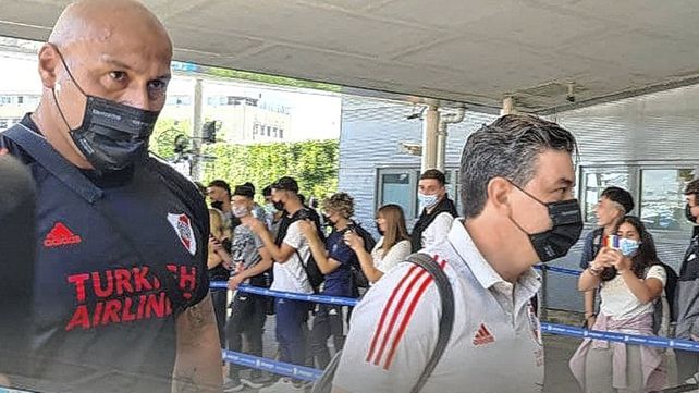 El River de Marcelo Gallardo partió a Santiago del Estero para enfrentar a Colón.