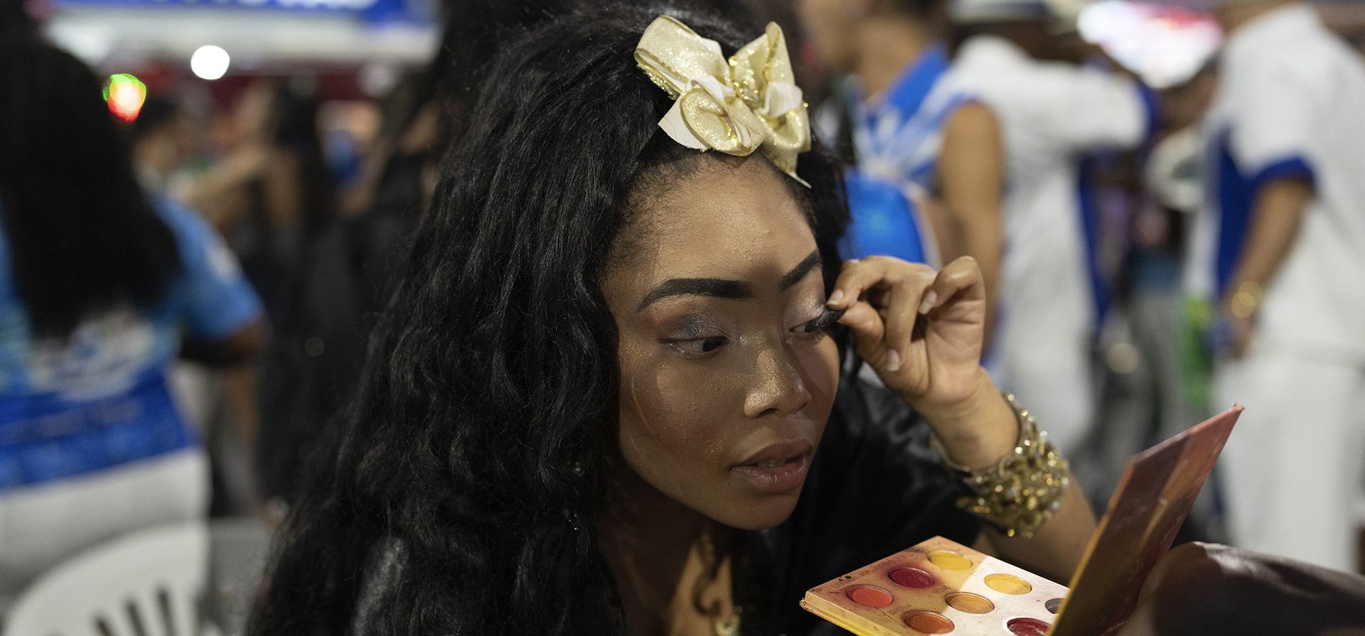 Un miembro de la escuela de samba Beija Flor se prepara para ensayar antes del desfile de Carnaval en Río de Janeiro, Brasil, el martes 31 de enero de 2023. (Foto AP/Silvia Izquierdo)