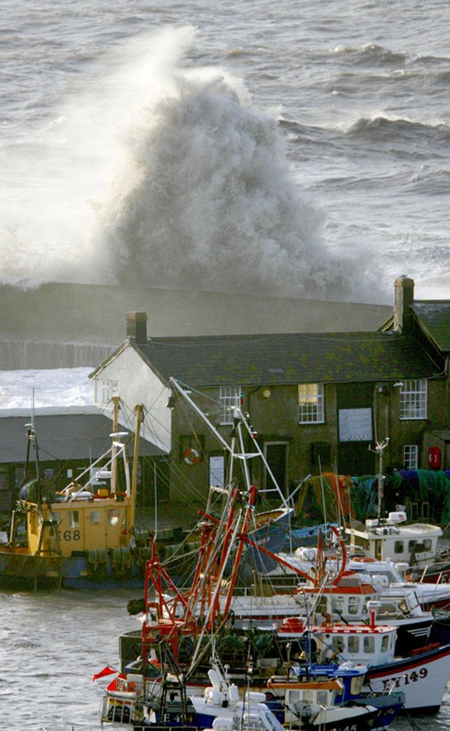 Fuertes advertencias de tormentas y mareas en el suroeste de Inglaterra