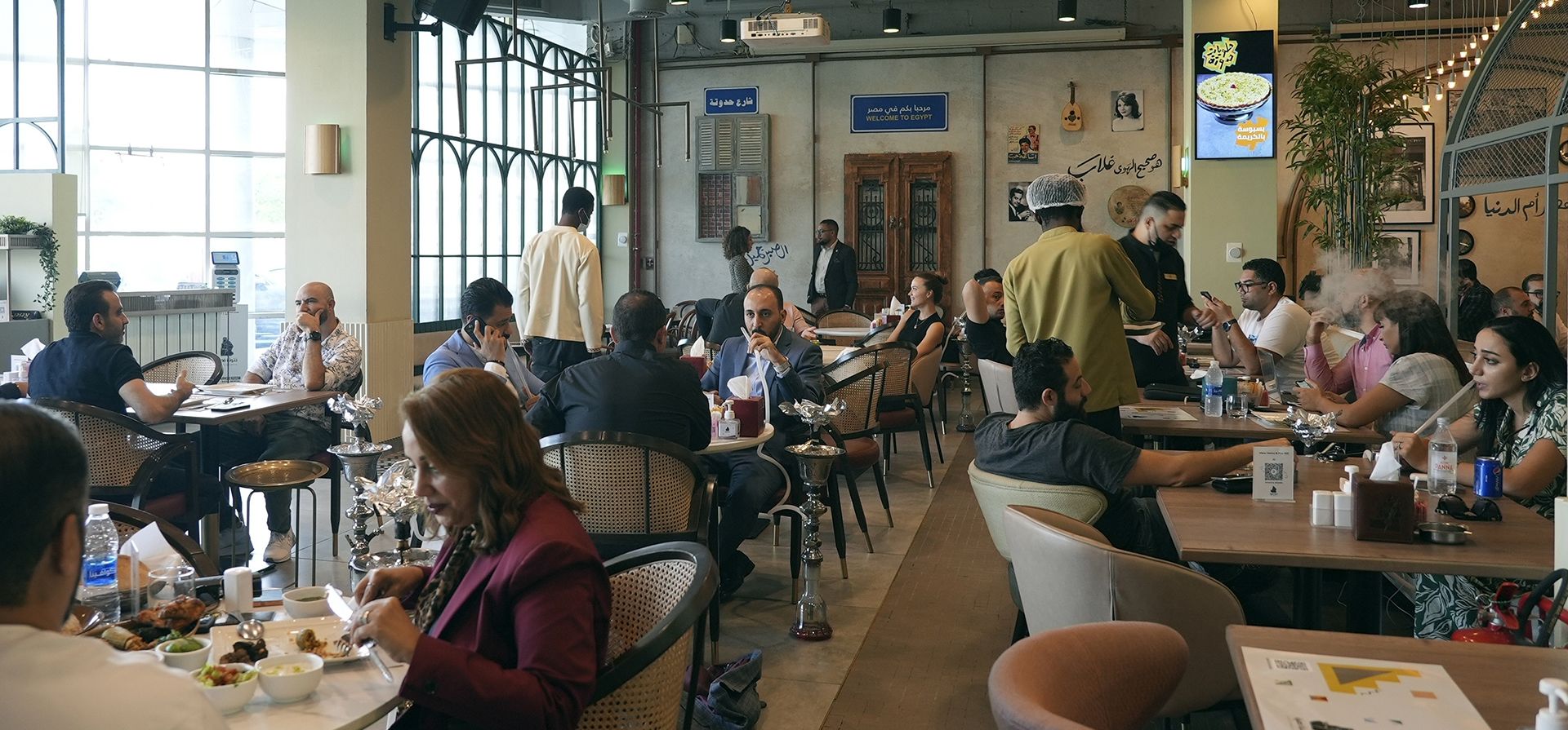 La gente pide comida egipcia en el restaurante Hadoota Masreya en Dubái, Emiratos Árabes Unidos, el 5 de septiembre de 2022. El restaurante emplea a chefs y camareros egipcios, pero atiende a una amplia variedad de clientes de todo el mundo.