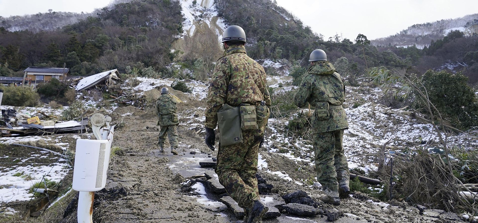 Miembros de las Fuerzas de Autodefensa de Japón buscan en una zona de deslizamientos de tierra en la ciudad de Suzu, prefectura de Ishikawa, afectada por el terremoto, el lunes 8 de enero de 2024. (Kyodo News vía AP) Miembros de las Fuerzas de Autodefensa de Japón buscan en una zona de deslizamientos de tierra en la ciudad de Suzu, prefectura de Ishikawa, afectada por el terremoto, el lunes 8 de enero de 2024. (Kyodo News vía AP)