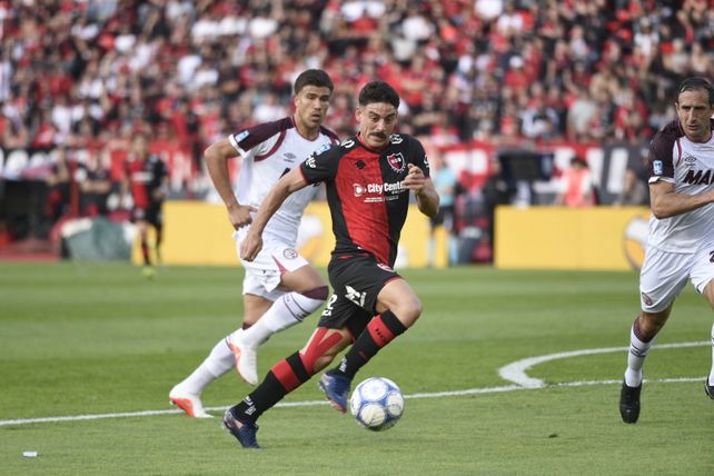 Matías Cóccaro intenta controlar para iniciar un ataque de Newells