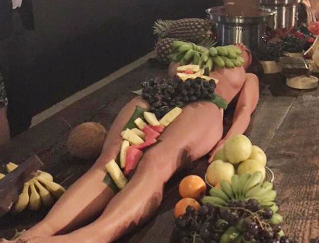 Polémica por un bar que utiliza a mujeres desnudas como bandejas sobre la mesa para servir frutas