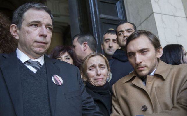 El padre de Angeles a la salida de Tribunales luego de la sentencia por el crimen de su hija.