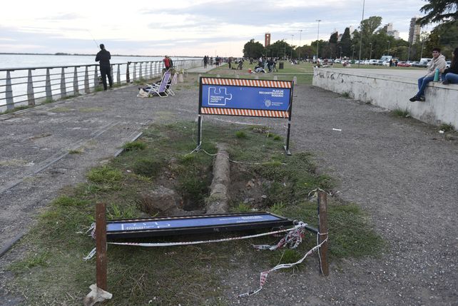 Hilera de socavones. Los carteles del municipio señalizaron la zona de los hundimientos en los muelles de la costa central.