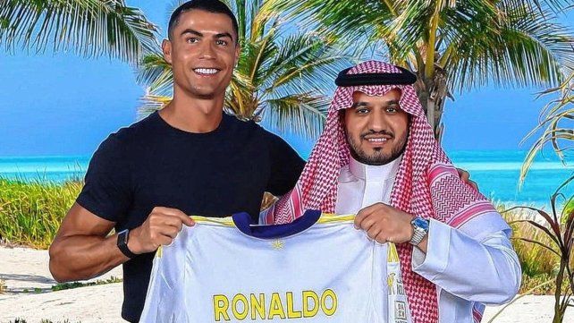 Cristiano Ronaldo firmó un contrato récord para continuar en el Al Nassr.