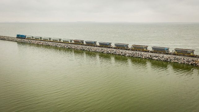 Las obras de reconstrucción del pedraplén de la laguna La Picasa están cada vez más cerca de finalizar.