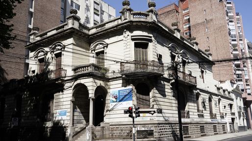 Dos centenarios inmuebles de la Nación están abandonados en pleno centro