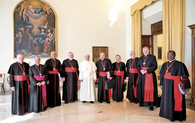 Fundante. Bergoglio junto a cardenales de varios continentes