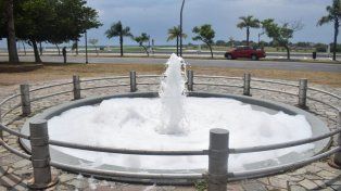 Dos fuentes de la Costanera amanecieron con espuma
