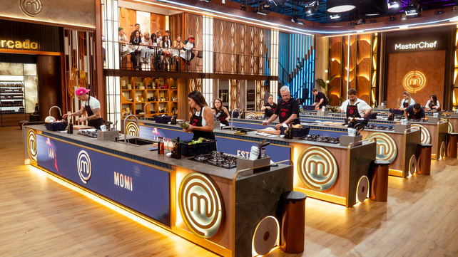 {altText(<p>En pocas semanas, comenzaría la nueva edici{ond e MasterChef Celebrity&nbsp;</p>,Llega MasterChef Celebrity: hay 24 famosos confirmados, entre ellos 3 rosarinos)}