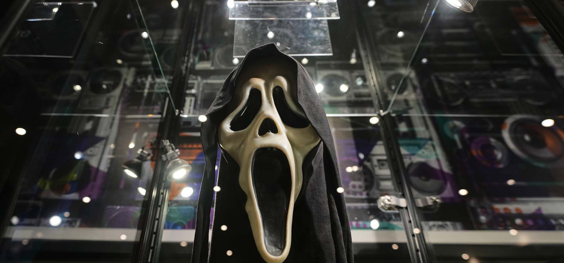 La máscara de Ghostface ensangrentada, con una copia de la película Scream (1996), cuyo valor estimado es de entre 50.000 y 100.000 libras esterlinas, se exhibe durante una vista previa de prensa de la subasta en vivo de Winter Entertainment de Propstore, que se llevará a cabo del 5 al 7 de diciembre en Londres, el martes 25 de noviembre de 2025. (Foto AP/Kirsty Wigglesworth) La máscara de Ghostface ensangrentada, con una copia de la película Scream (1996), cuyo valor estimado es de entre 50.000 y 100.000 libras esterlinas, se exhibe durante una vista previa de prensa de la subasta en vivo de Winter Entertainment de Propstore, que se llevará a cabo del 5 al 7 de diciembre en Londres, el martes 25 de noviembre de 2025. (Foto AP/Kirsty Wigglesworth)