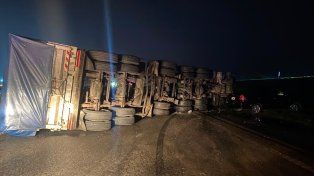 Choque inusitado en un puente: un camionero volcó porque manejaba con la batea elevada