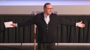 El actor Kevin Spacey interpretó este lunes un monólogo de William Shakespeare que arrancó una gran ovación en una conferencia en Oxford titulada Cancelar la cultura.