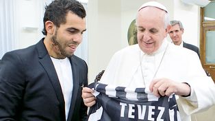 El Papa recibió a Tevez y bromearon sobre fútbol