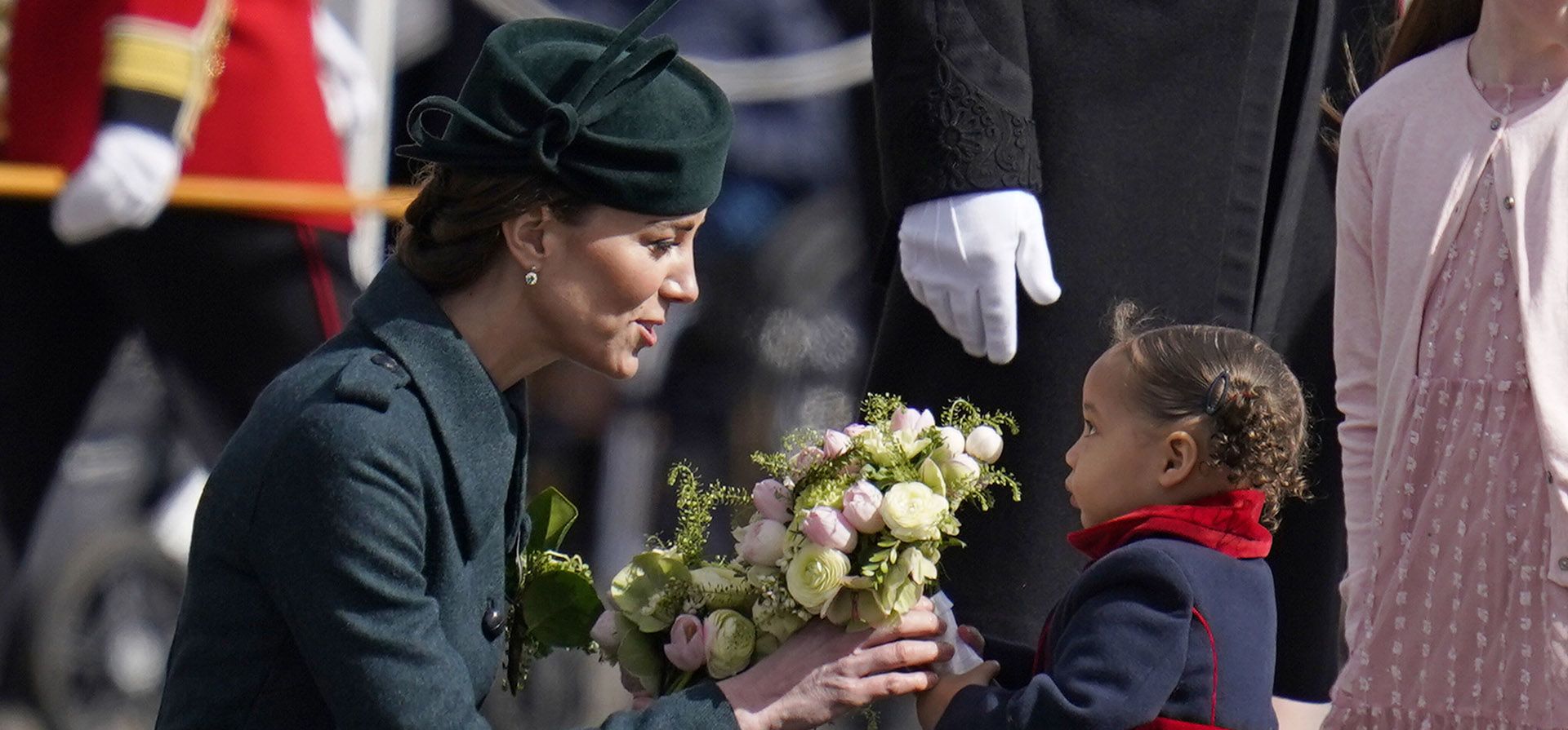 La británica Kate, duquesa de Cambridge con Gaia Money, de 20 meses, durante su visita al 1ª Batallón de Guardias Irlandeses para el Desfile del Día de San Patricio, en Mons Barracks en Aldershot, Inglaterra, el jueves 17 de marzo de 2022.