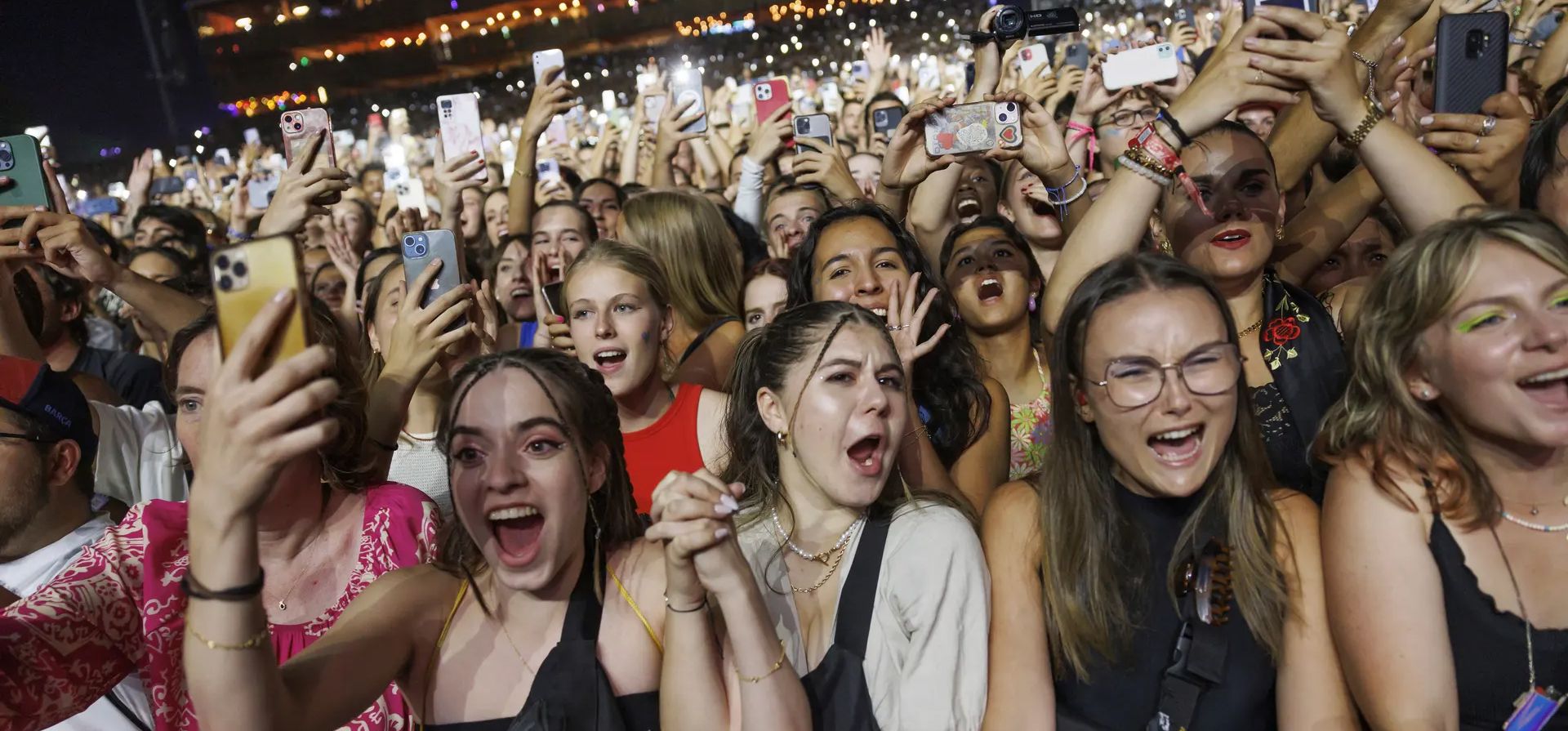 Nyon, Suiza. Los espectadores aplauden mientras la cantante española Rosalía actúa durante el festival Paléo. Fotografía: Salvatore Di Nolfi/AP Nyon, Suiza. Los espectadores aplauden mientras la cantante española Rosalía actúa durante el festival Paléo. Fotografía: Salvatore Di Nolfi/AP