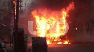 El fuego consumió un coche de la Línea 18