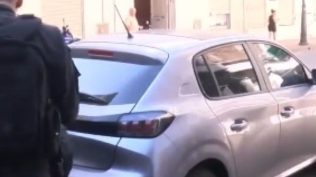 El perro quedó encerrado durante horas en el auto de la dueña.