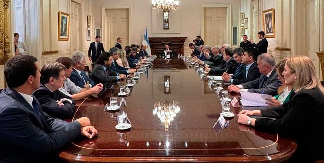 Gobernadores reunidos con funcionarios nacionales. La Nación quiere discutir la relación fiscal con las provincias.