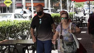 De regreso. Los tapabocas empiezan a verse nuevamente en las calles de Rosario.