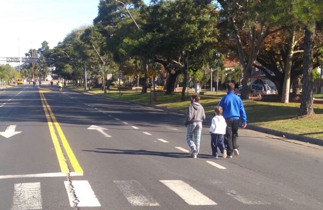 Tras 64 días de aislamiento, los santafesinos volvieron a caminar por la costanera de una forma inusual