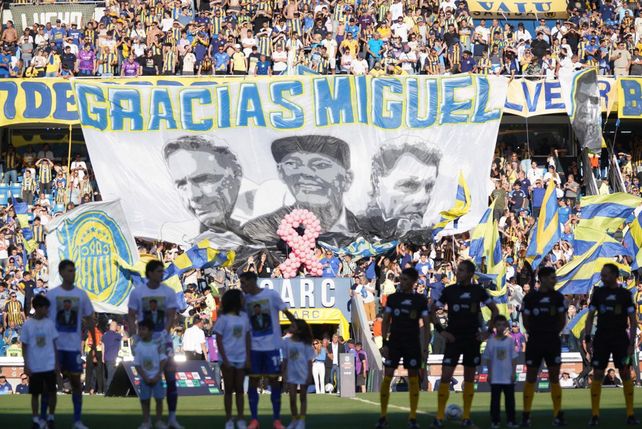 Los jugadores de Central utilizaron una camiseta en homenaje a Miguel Ángel Russo en la previa al encuentro frente a Platense.