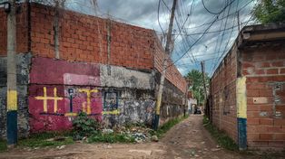 Balaceras en Villa Banana: una bronca territorial que llega a las pintadas de Central y Newells