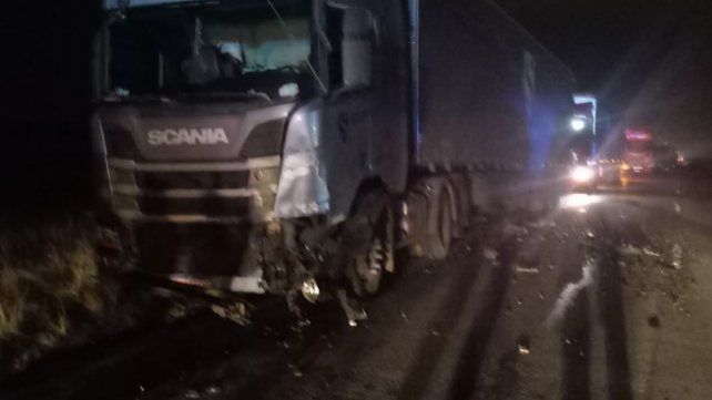 Este viernes por la noche ocurrió un accidente de tránsito a la altura del kilómetro 30 de la ruta 174 entre un camión de gran porte y una camioneta