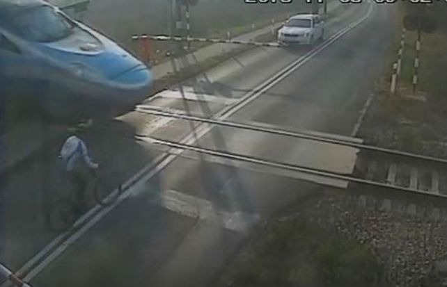El ciclista cruzó de manera imprudente el paso a nivel y fue embestido.