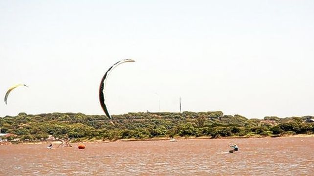 El hombre se había tirado al agua para recuperar su vela
