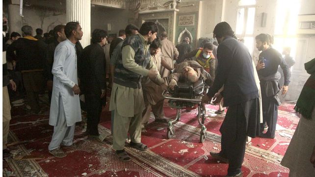 El ataque suicida durante la oración del viernes en una mezquita chiita de Peshawar.