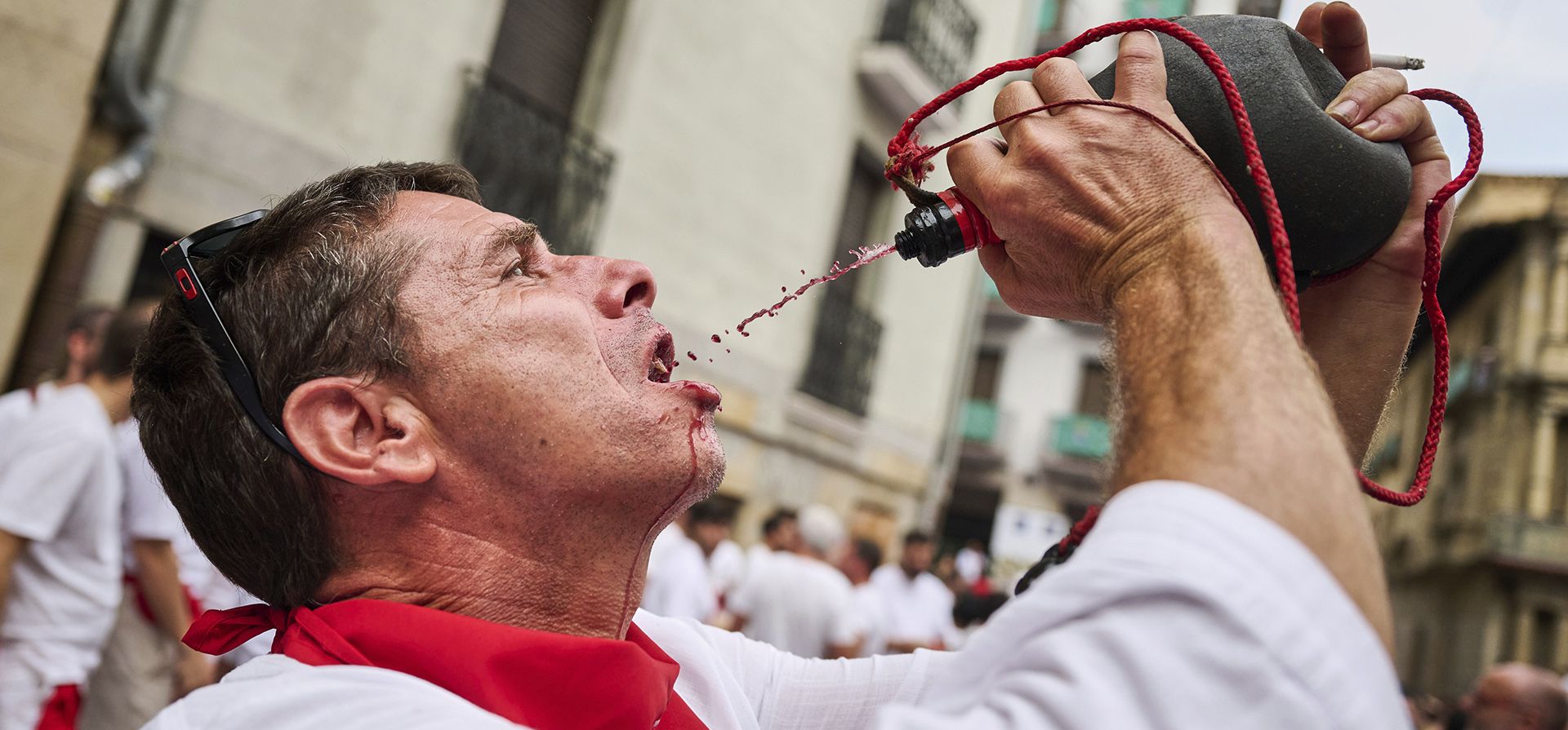 Un hombre bebe vino mientras participa en el inicio oficial de nueve días de fiesta ininterrumpida en el famoso encierro de toros de Pamplona, España, el domingo 6 de julio de 2025. (Foto AP/Miguel Oses) Un hombre bebe vino mientras participa en el inicio oficial de nueve días de fiesta ininterrumpida en el famoso encierro de toros de Pamplona, España, el domingo 6 de julio de 2025. (Foto AP/Miguel Oses)